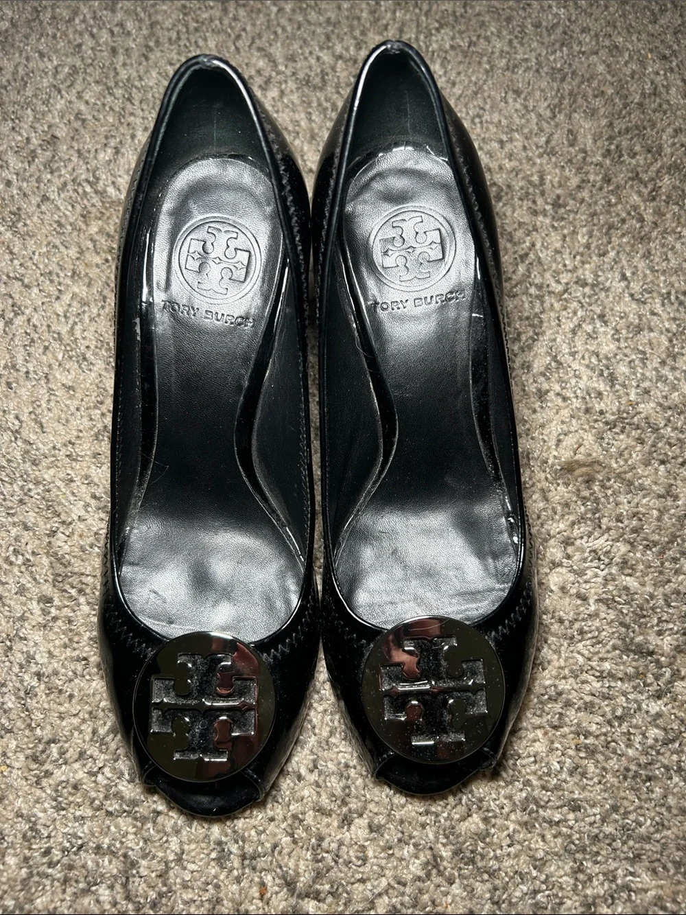 Tory Burch Julianne wedge heels in black patent leather and silver logo emblem